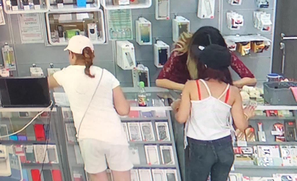 video - fete la furat de telefoane într-un magazin din sibiu. plan bine pus la punct
