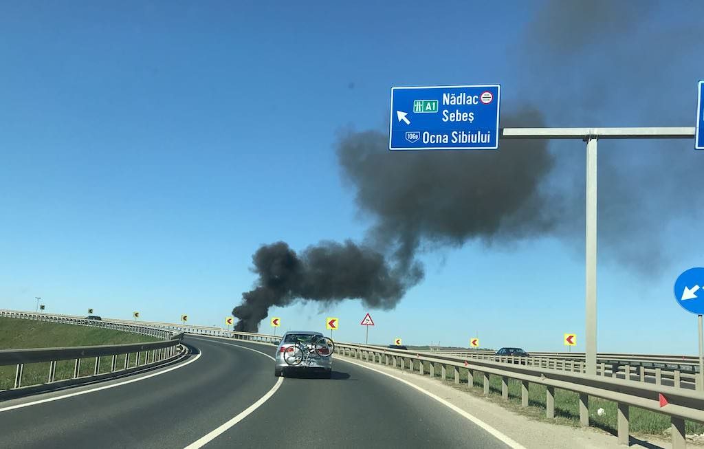 update video foto - cisternă în flăcări pe autostrada sibiu - orăștie. arde ca o torță
