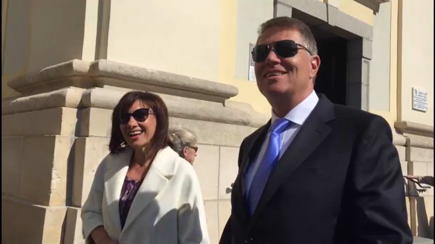 video președintele iohannis și soția sa la slujba de duminică de la sibiu