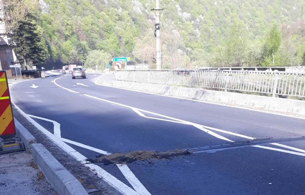 update video foto probleme la un pod pe valea oltului. trafic reluat normal