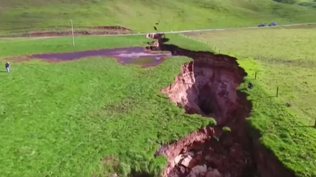 video - crater uriaș apărut în noua zeelandă. e cât două terenuri de fotbal