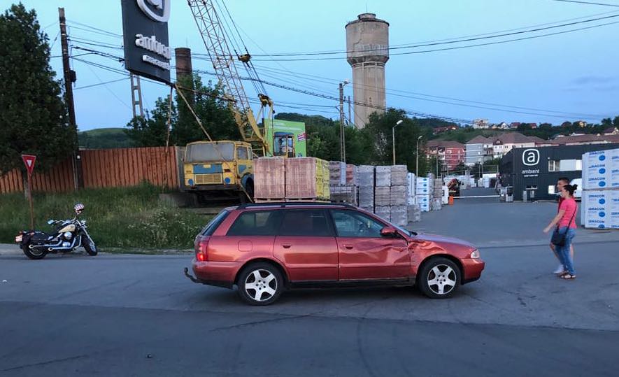 foto - motociclist lovit de o mașină pe șoseaua sibiului în mediaș