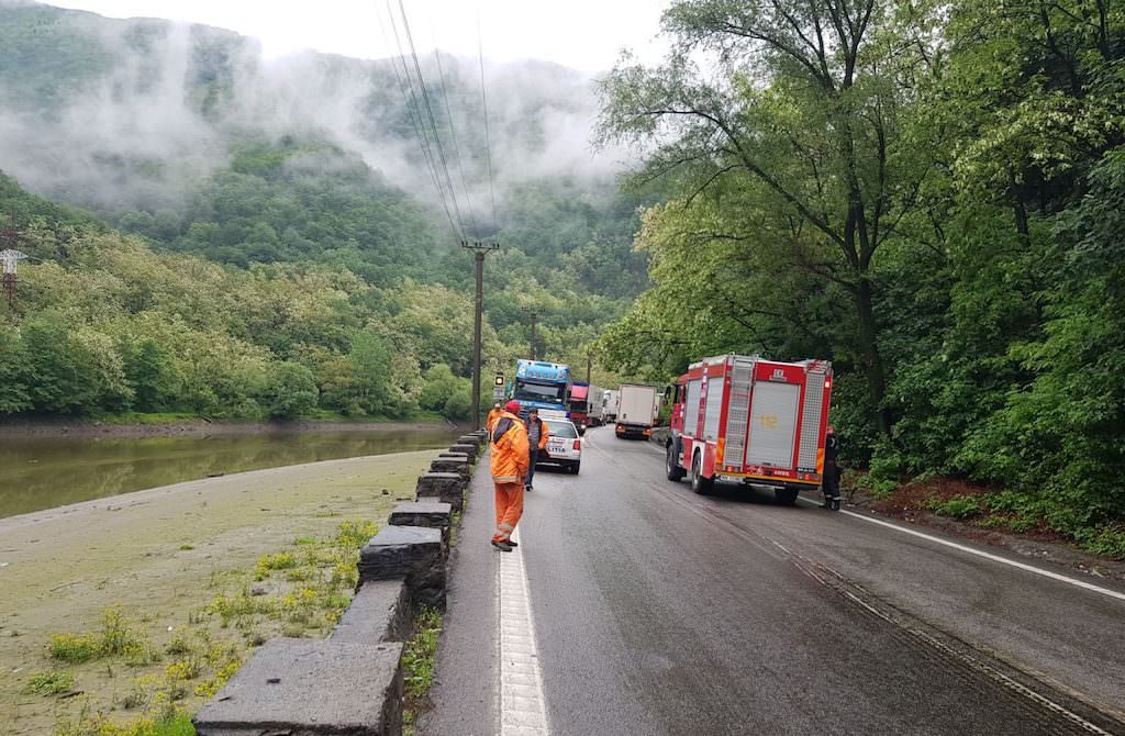 foto - accident pe valea oltului. șoferul vinovat este băut