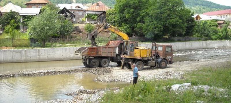 primăria decolmatează pârâurile și cursurile de apă din sibiu