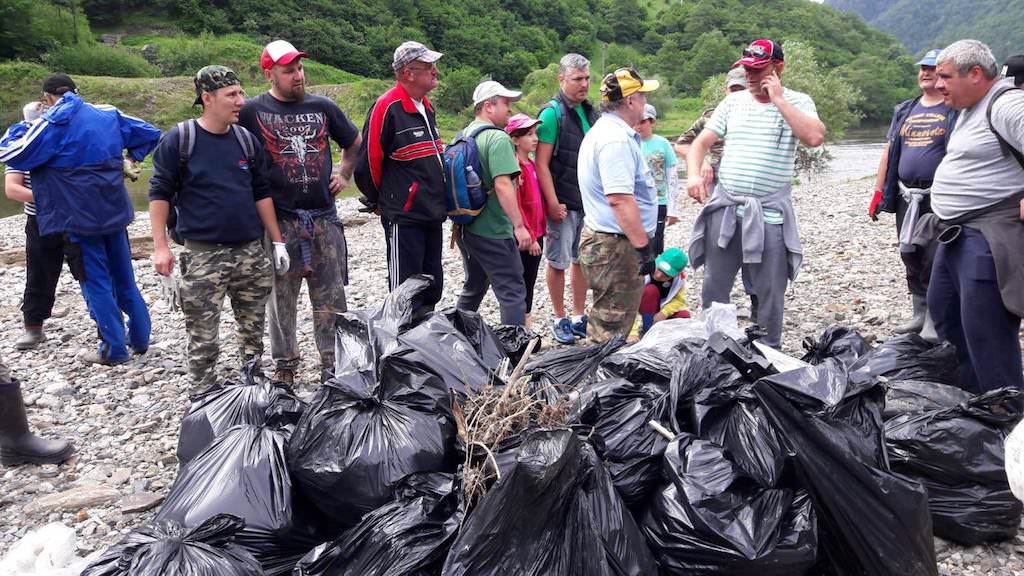 foto - ecologizare pe valea oltului. pescarii au strâns sute de saci cu gunoaie