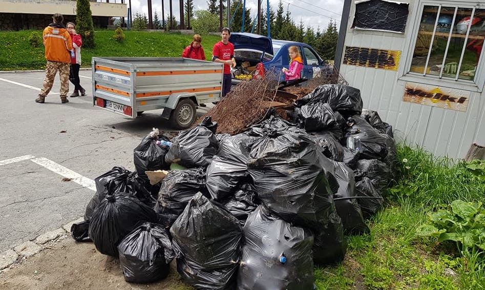 foto - munții sibiului plini de gunoaie - ’’este groaznic ce descoperim..’’