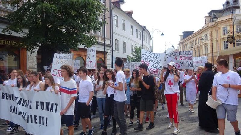 foto peste 300 de oameni la mașrul anti fumat de la sibiu. s-au dat mere contra țigări