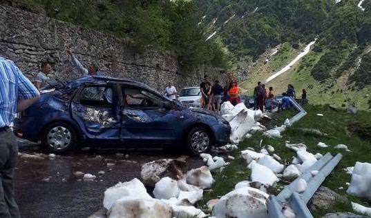 video foto mașini distruse de o avalanșă de pietre pe transfăgărășan