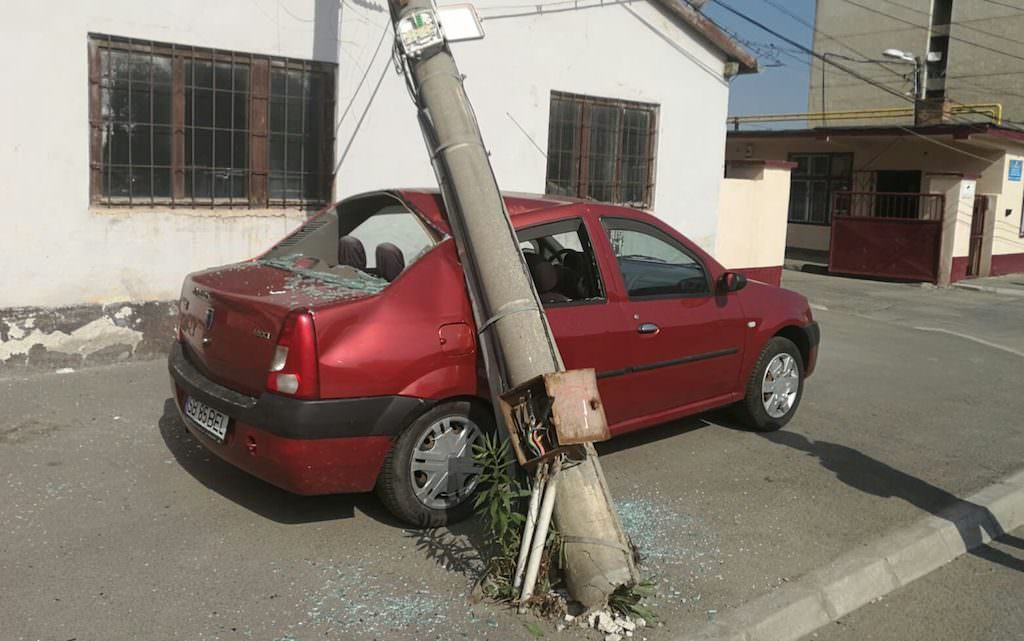 video foto autoturism distrus de utilajul de ridicat mașini în sibiu