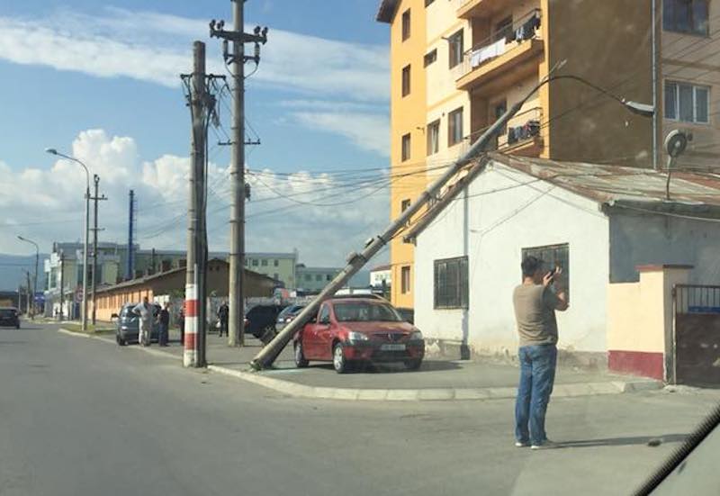 video foto autoturism distrus de utilajul de ridicat mașini în sibiu