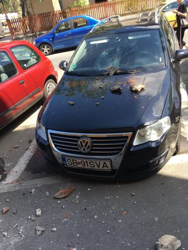 update video foto – mașini avariate de bucăți căzute de pe o clădire pe strada ioan rațiu