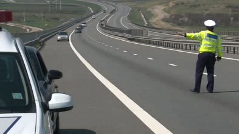 razie a poliției pe autostradă la sibiu. trei șoferi prinși cu polițe rca, false