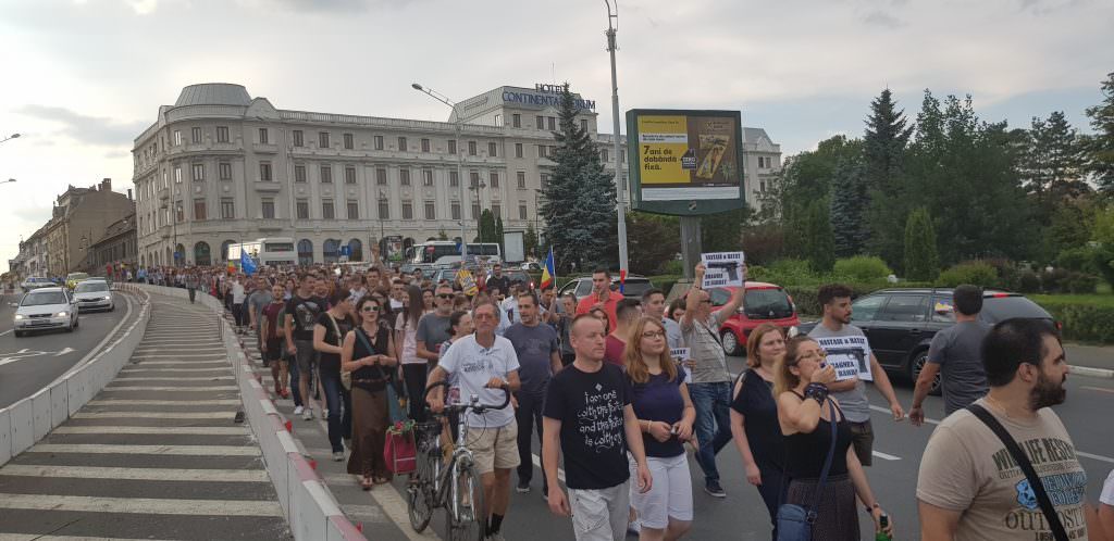 video foto - peste 4.000 de sibieni au protestat prin tot orașul. s-a strigat la unison ’’românia, trezește-te!’’