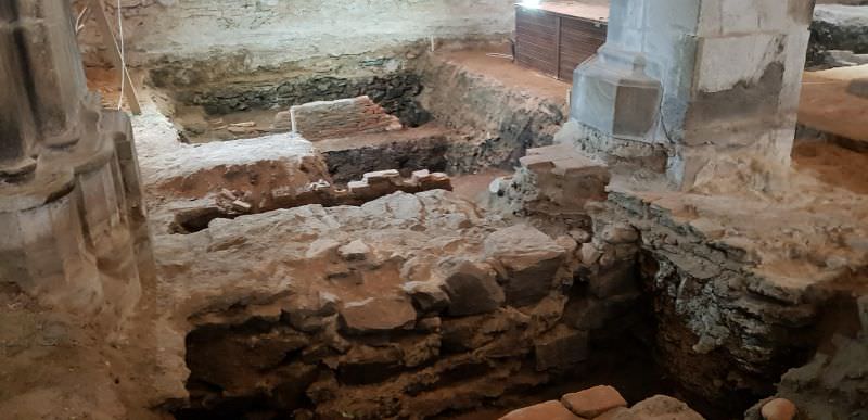 foto video comoara arheologică de sub biserica evanghelică care spune multe despre sași