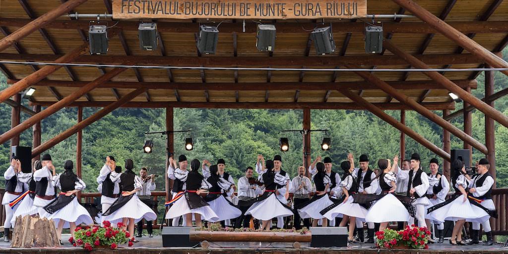 bulz ciobănesc, tocană la ceaun și spectacol de tradiție la festivalul „bujorul de munte”