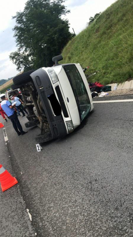 UPDATE VIDEO FOTO Microbuz răsturnat pe DN14. Cel puțin patru răniți