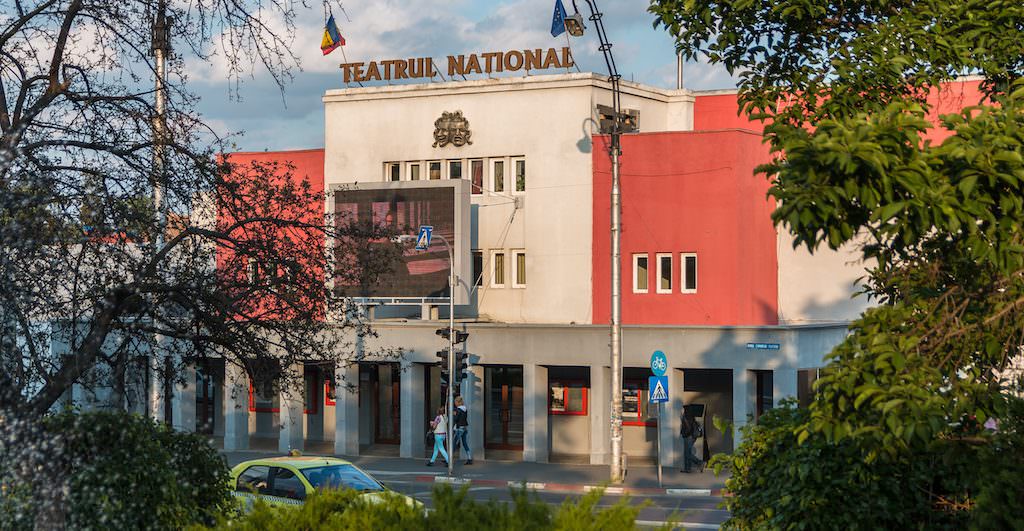foto - bărbat împușcat în față la teatrul radu stanca. a fost grav rănit