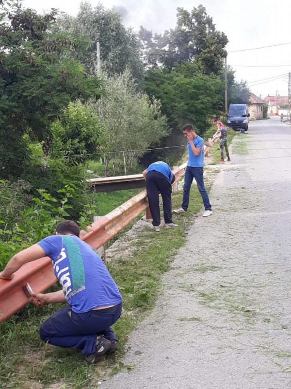 foto revoltă la dobârca - localnicii repară pe banii lor ceea ce primăria refuză să facă