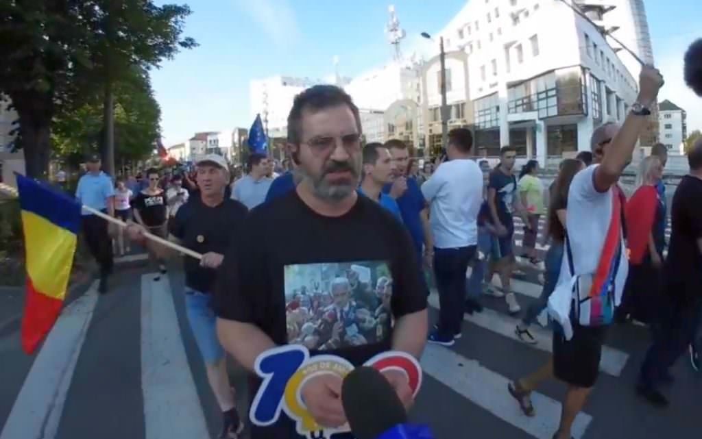 live video – foto peste 2.000 de sibieni în stradă - prima doamnă i-a salutat pe manifestanți