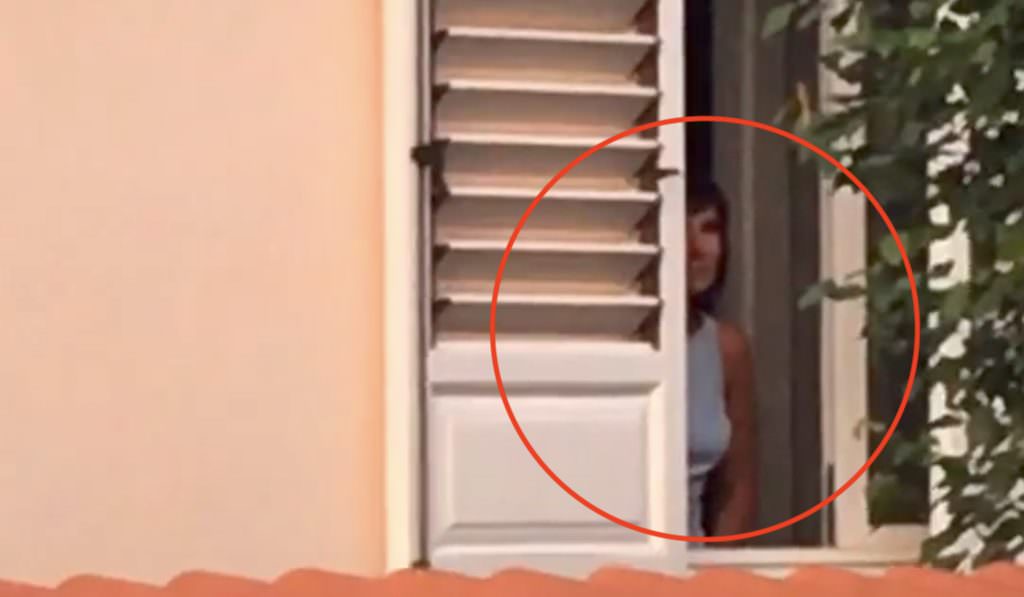 video - peste 2.000 de sibieni intonează imnul acasă la iohannis - prima doamnă cu lacrimi în ochi