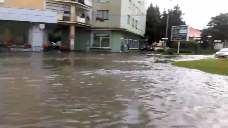 video – furtună violentă la cisndădie – străzi acoperite de apă