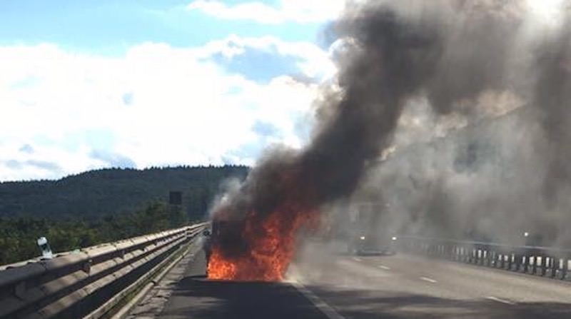foto - bmw în flăcări pe autostrada sibiu - orăștie