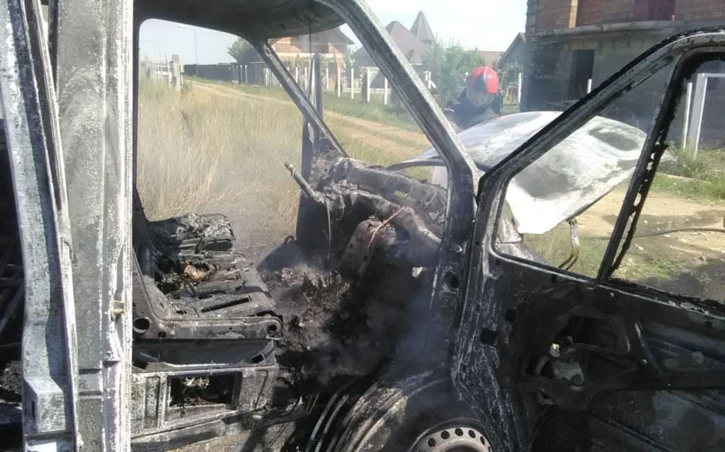 foto – mașină în flăcări pe calea cisnădiei. s-a făcut scrum