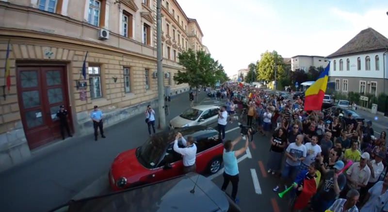 live video – foto peste 2.000 de sibieni în stradă - prima doamnă i-a salutat pe manifestanți