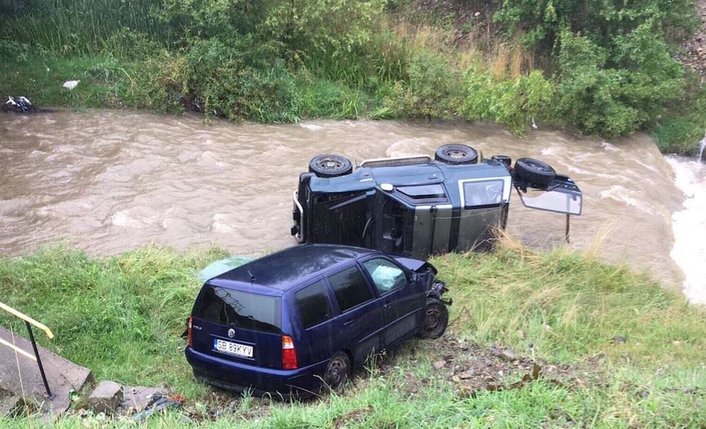 foto - mașini ajunse în râu la rășinari. una s-a răstunat