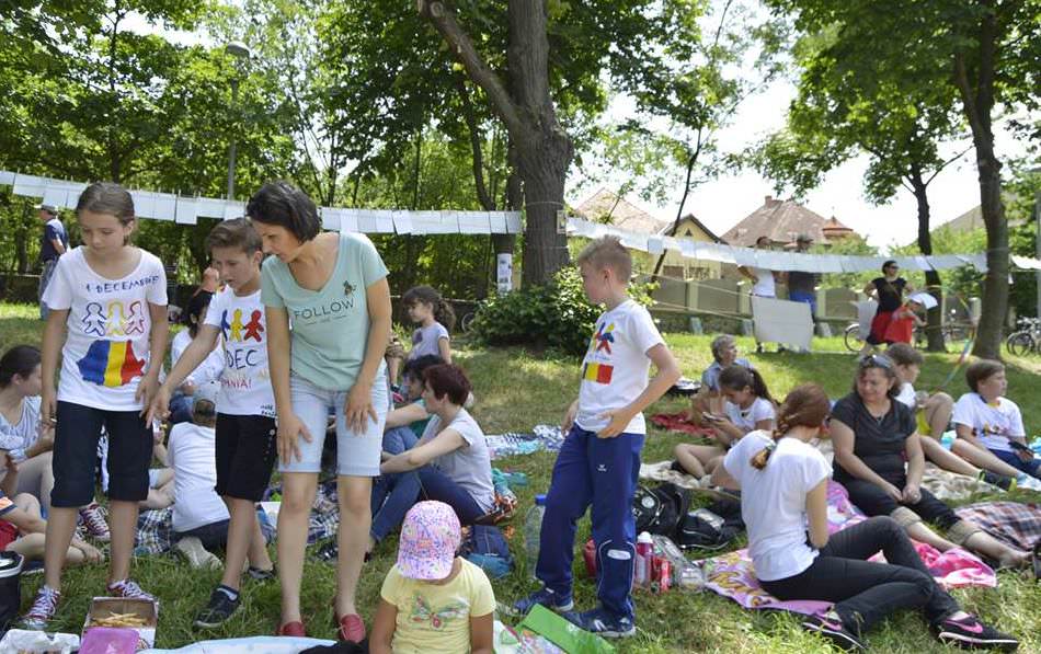 FOTO - Acțiune inedită în parcul Sub Arini - Expoziție de fotografie veche și picnic în aer liber cu elevii