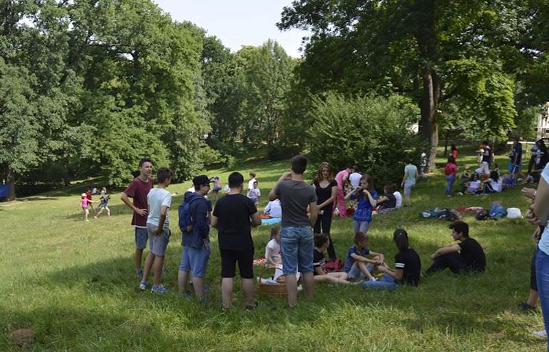 FOTO - Acțiune inedită în parcul Sub Arini - Expoziție de fotografie veche și picnic în aer liber cu elevii