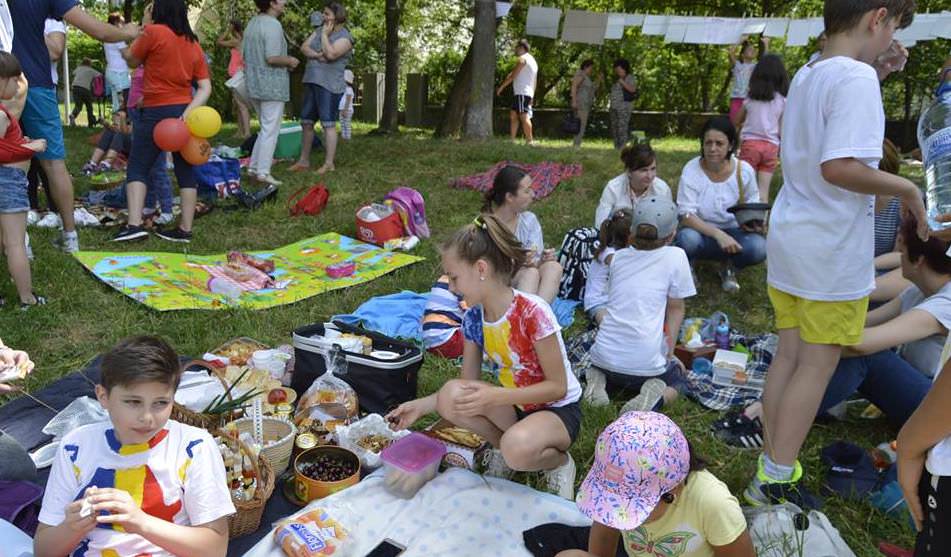 FOTO - Acțiune inedită în parcul Sub Arini - Expoziție de fotografie veche și picnic în aer liber cu elevii