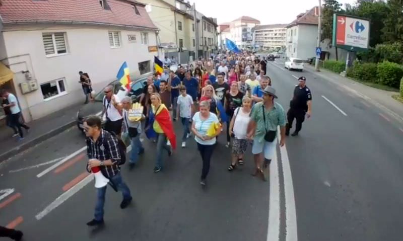 live video – foto peste 2.000 de sibieni în stradă - prima doamnă i-a salutat pe manifestanți