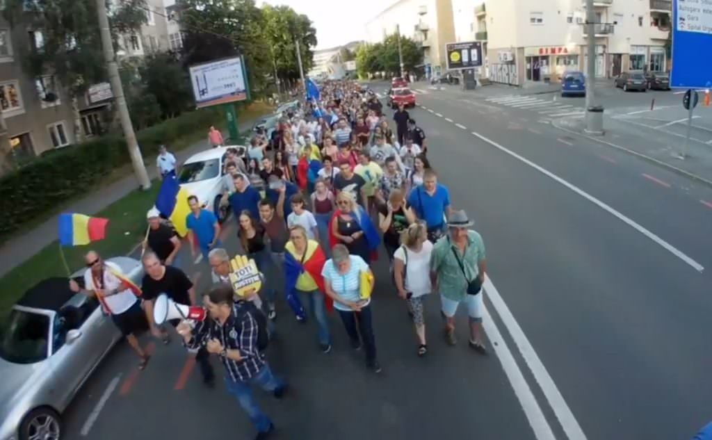 live video – foto peste 2.000 de sibieni în stradă - prima doamnă i-a salutat pe manifestanți