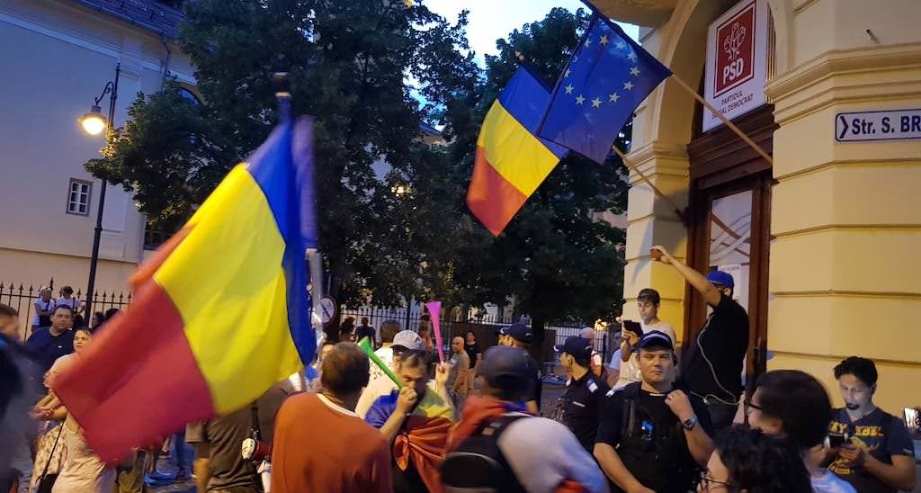 udate live video – foto sibienii protestează - peste 3.000 de oameni în stradă. ”stop joc, penalilor!”