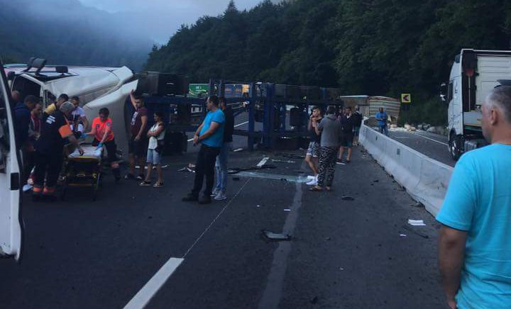 UPDATE FOTO - Tir răsturnat pe Valea Oltului - Trafic blocat la Lazaret