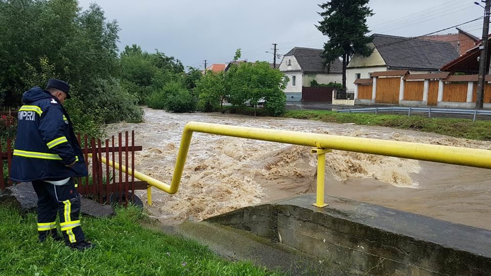 FOTO VIDEO - Ploile continuă să facă ravagii în județ. Sute de pompieri chemați din concediu