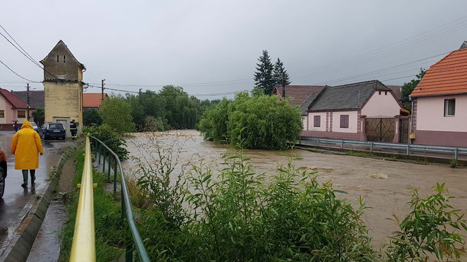 FOTO VIDEO - Ploile continuă să facă ravagii în județ. Sute de pompieri chemați din concediu