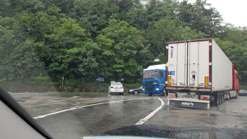 Cod roșu de inundații pe Valea Oltului. Traficul e blocat la Călimănești