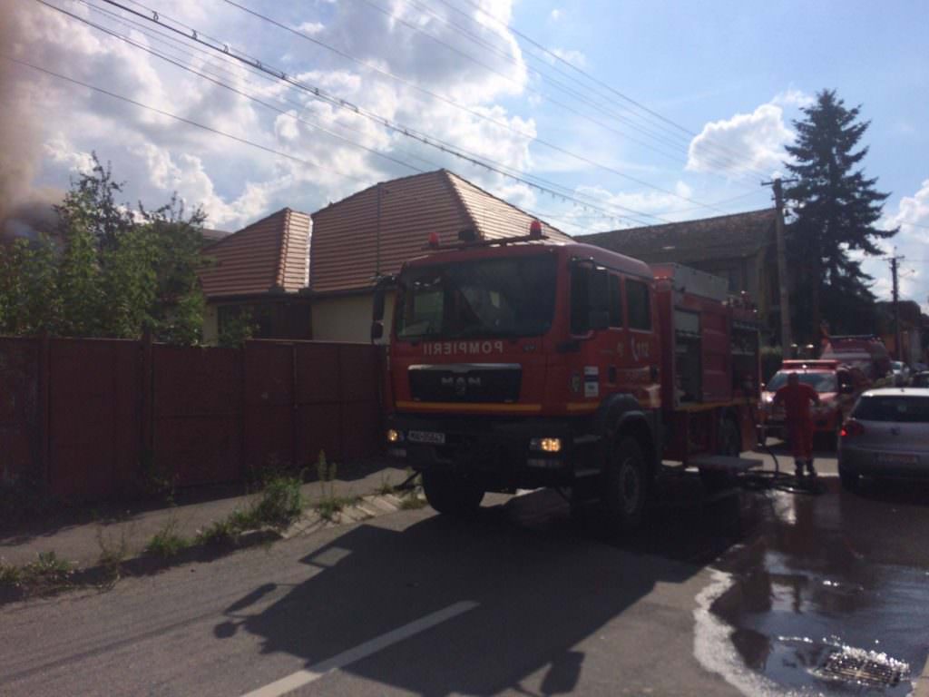 foto - incendiu puternic în sibiu pe strada măgura