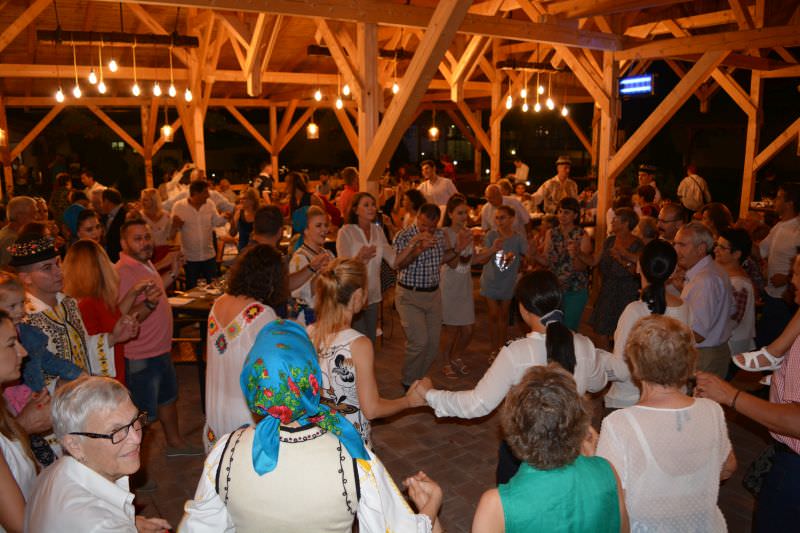 gastronomia, cântecele și dansurile populare românești, celebrate la „cântecele munților”
