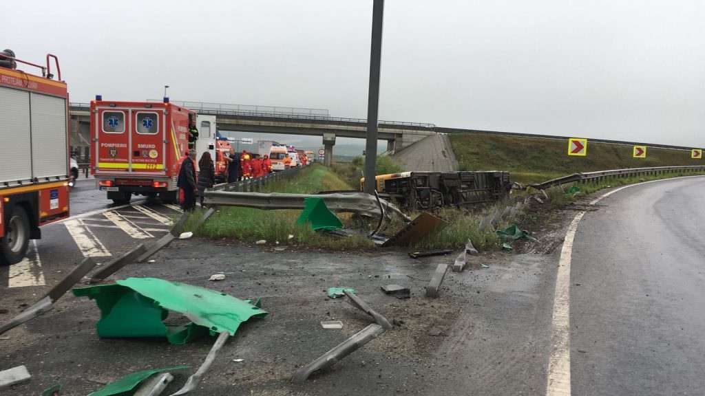 video - foto autobuz răsturnat pe autostradă la sibiu. peste 30 de răniți