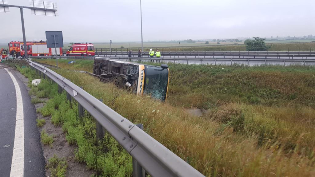 video - foto autobuz răsturnat pe autostradă la sibiu. peste 30 de răniți