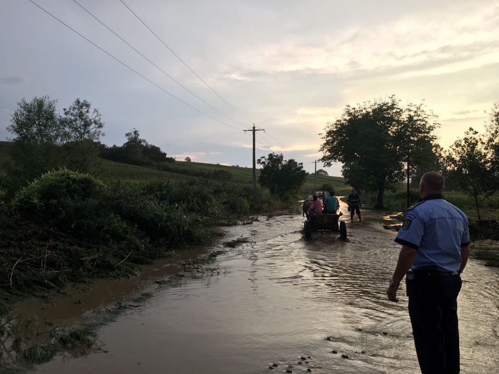 foto - zeci de locuințe evacuate din cauza inundațiilor și drumuri județene închise la sibiu