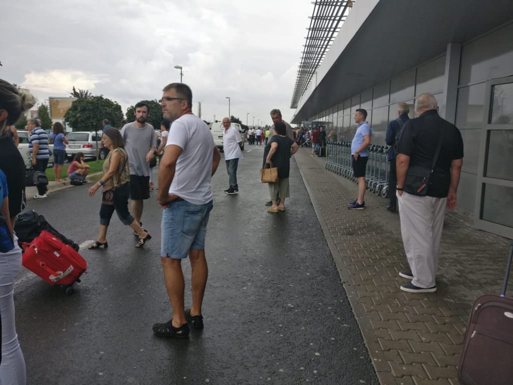 update video foto - alertă la aeroportul sibiu - pasagerii evacuați de urgență din terminal