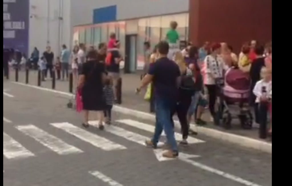 video stare de alertă la shopping city sibiu - oamenii evacuați din magazine