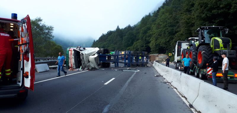 UPDATE FOTO - Tir răsturnat pe Valea Oltului - Trafic blocat la Lazaret