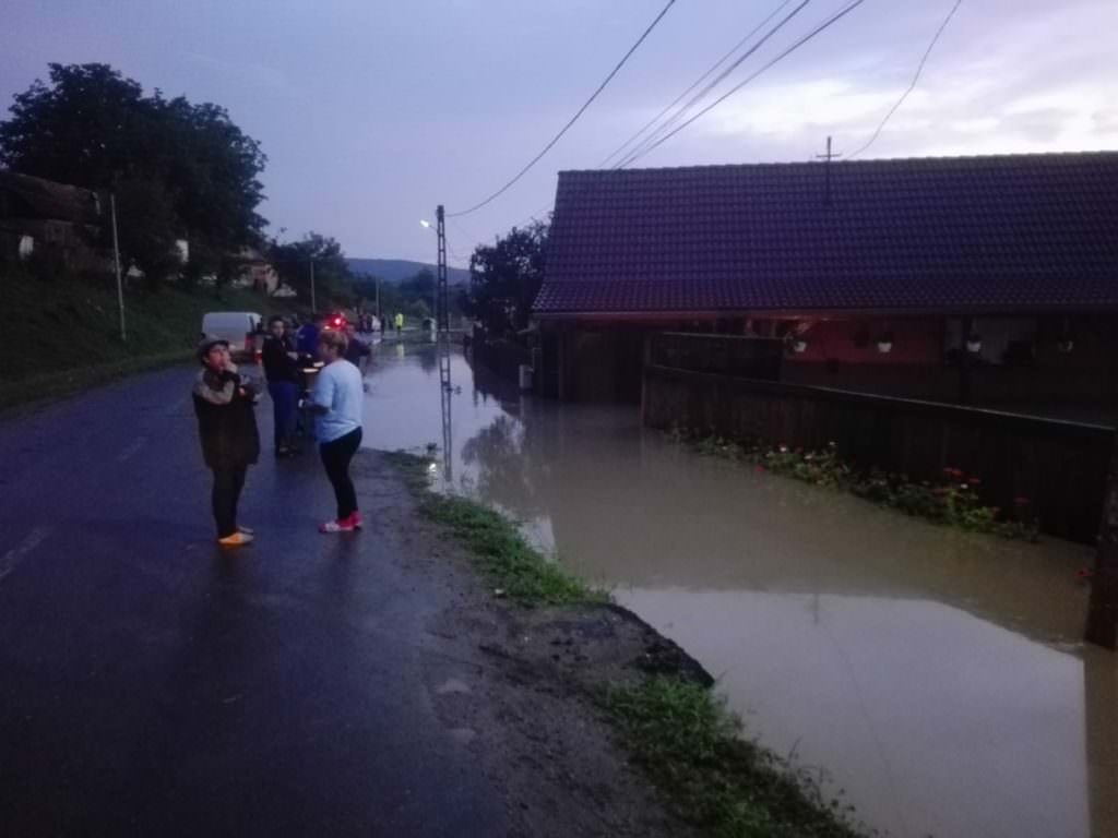 foto inundațiile din județul sibiu. pompierii au acționat toată noaptea