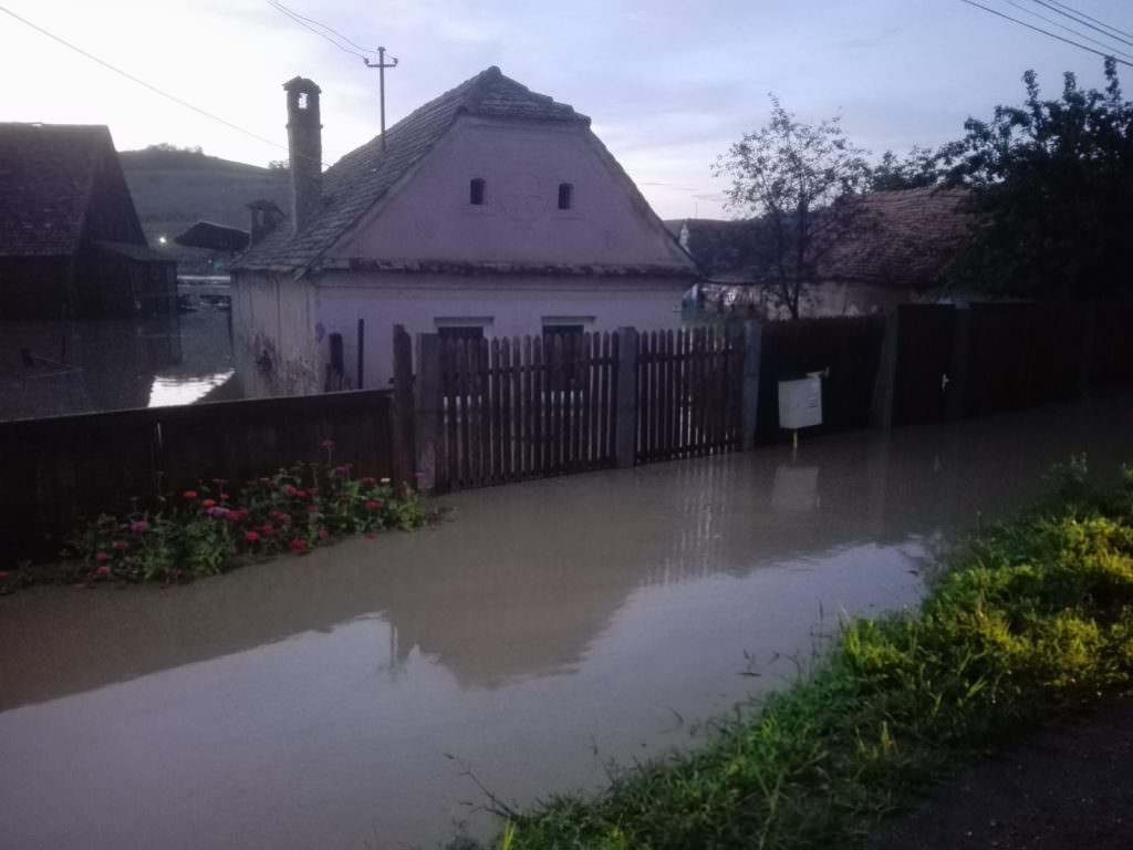 foto inundațiile din județul sibiu. pompierii au acționat toată noaptea