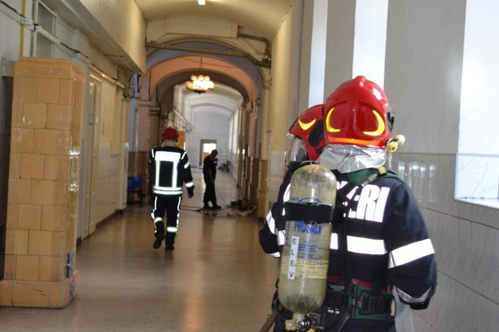 foto reacția pompierilor la un incendiu în spitalul militar - cum s-au mobilizat la exercițiu